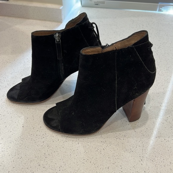 Black saw that booties with tassel on the back zipper on the side size 7 1/2 - Picture 3 of 3
